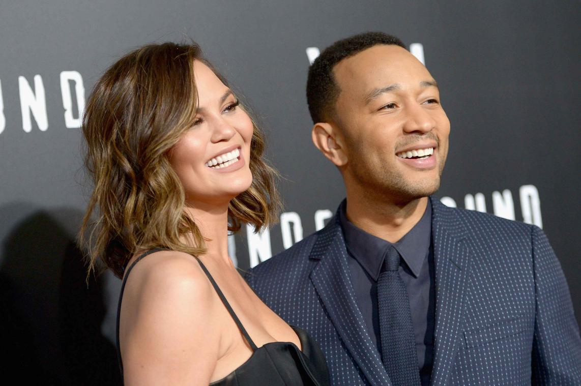 Chrissy Teigen maakt hilarische twitterfeed na incident op vliegtuig