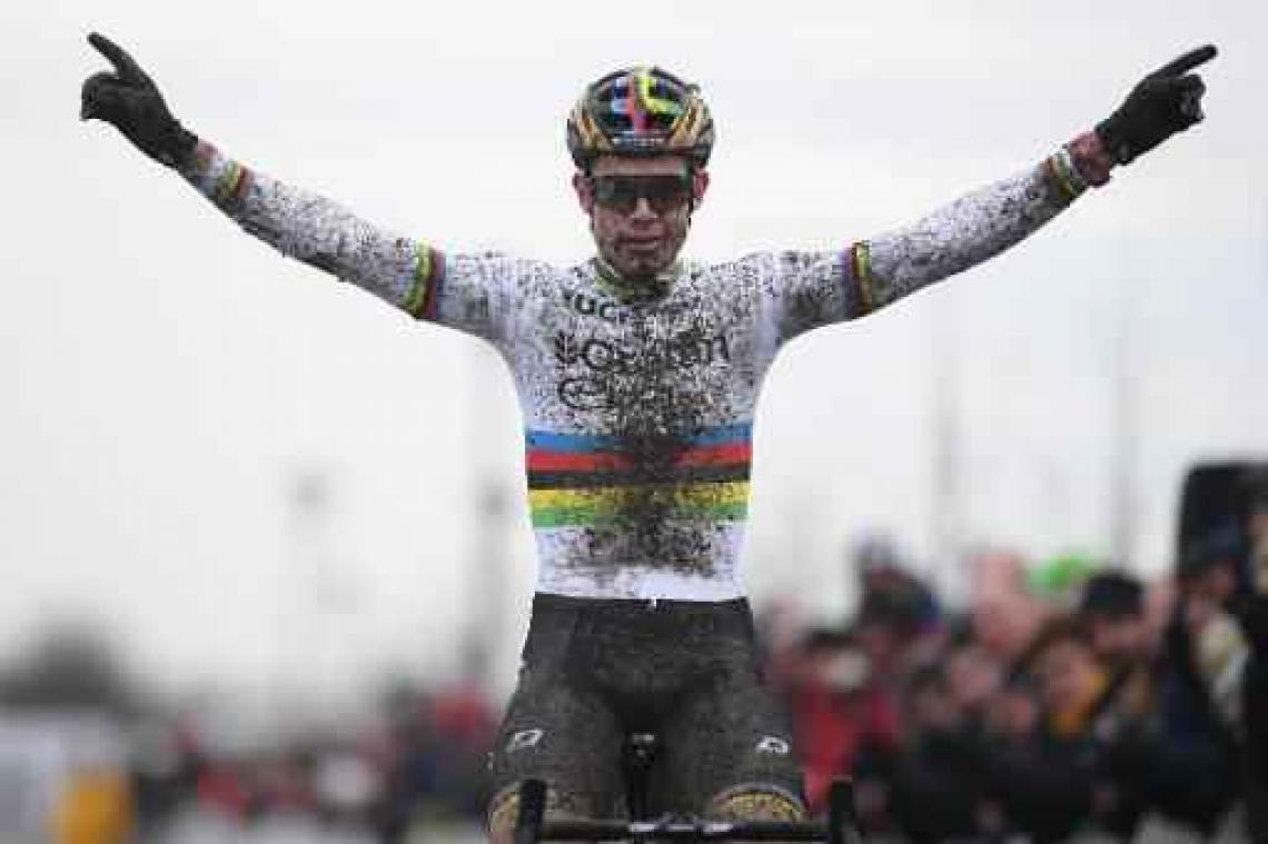 Wout van Aert triomfeert in Brico Cross