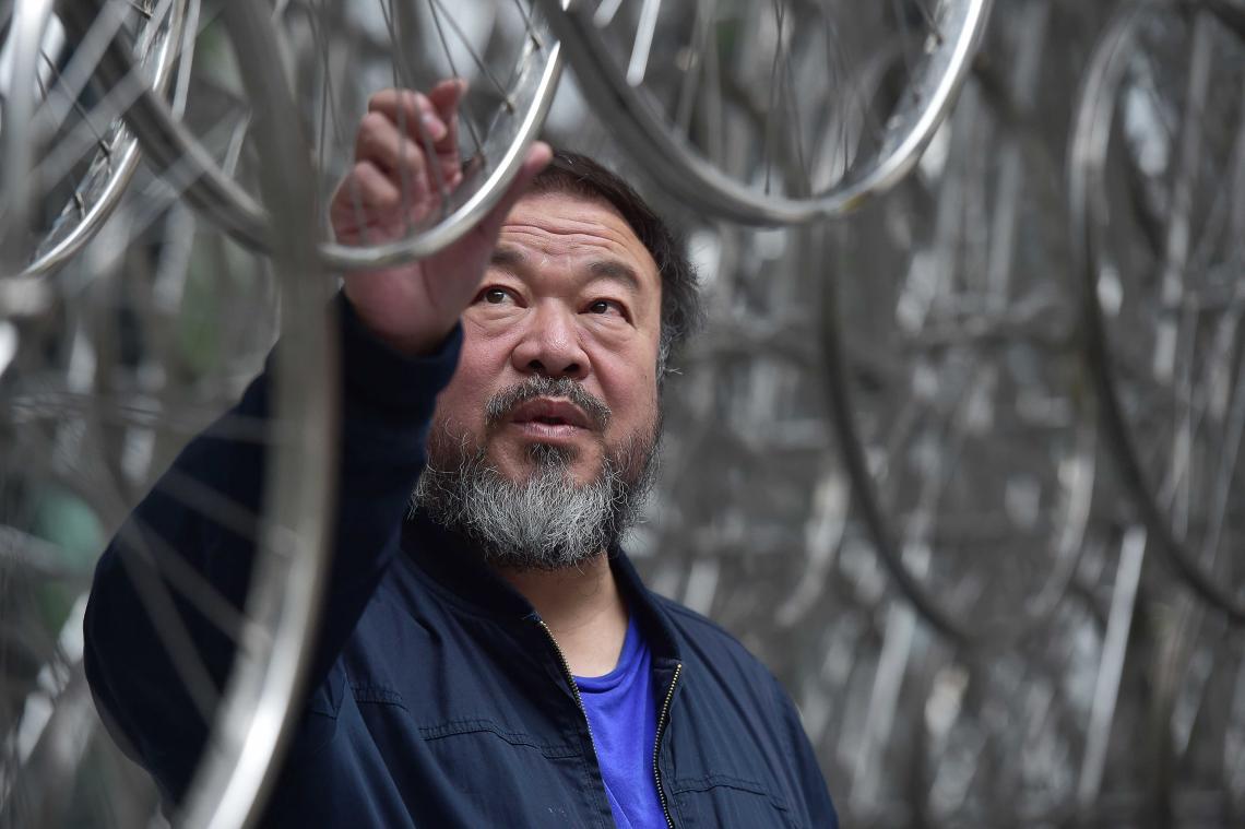 Ai Weiwei vindt afluisterapparatuur in zijn atelier