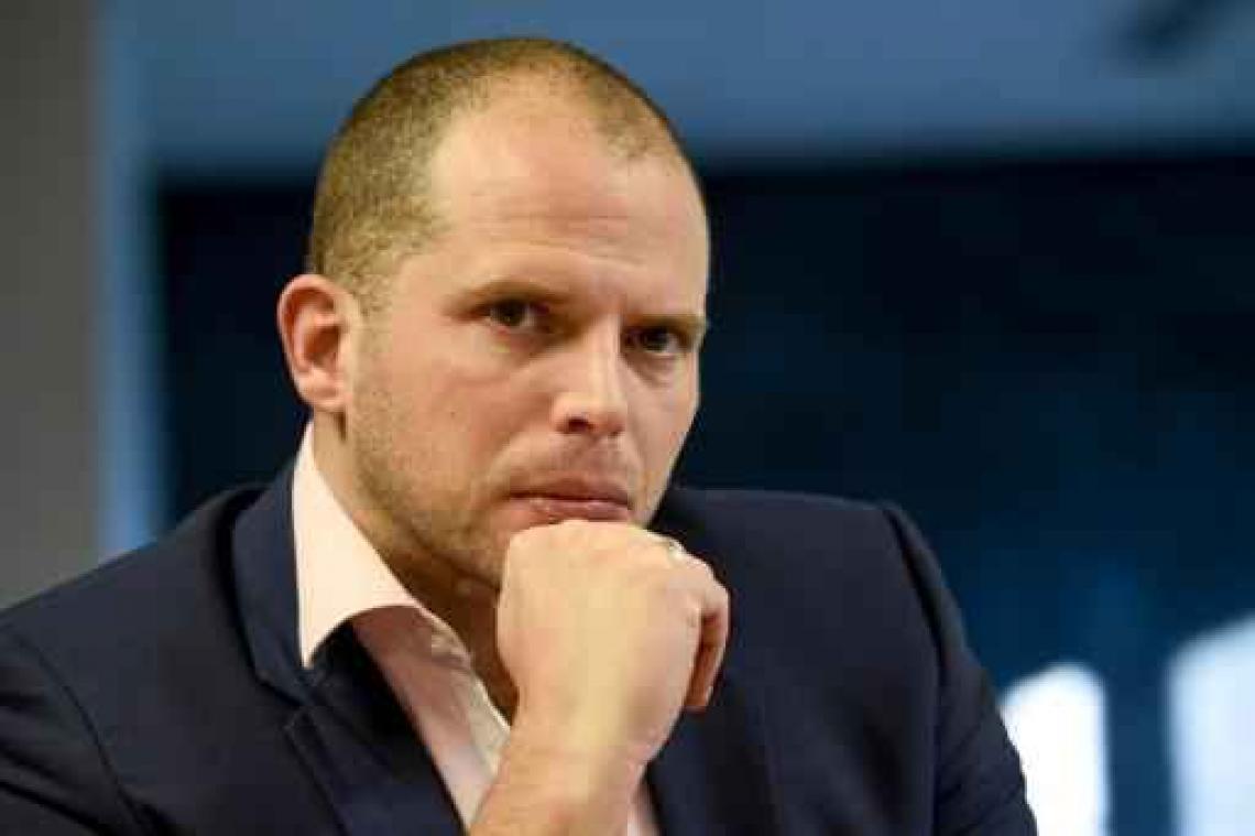 Meer dan 200 mensen geven Theo Francken "bevel regering te verlaten"