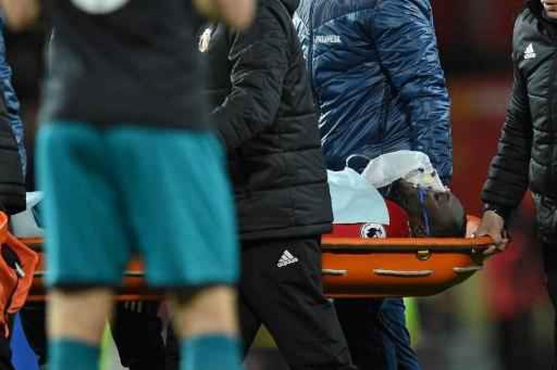 Belgen in het buitenland - Lukaku met zuurstofmasker op draagberrie van het veld