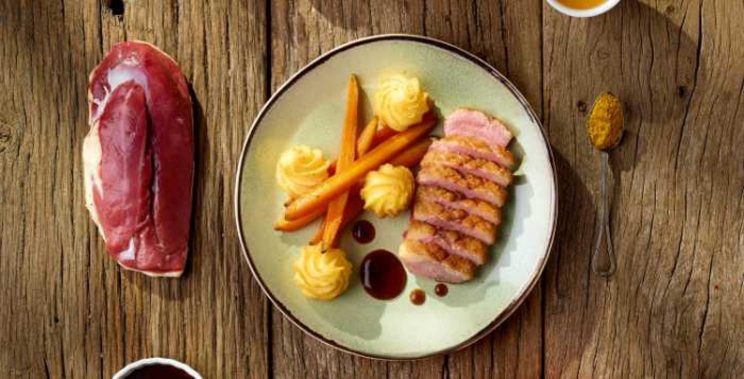 Eendenborstfilet met wortels en pepersaus