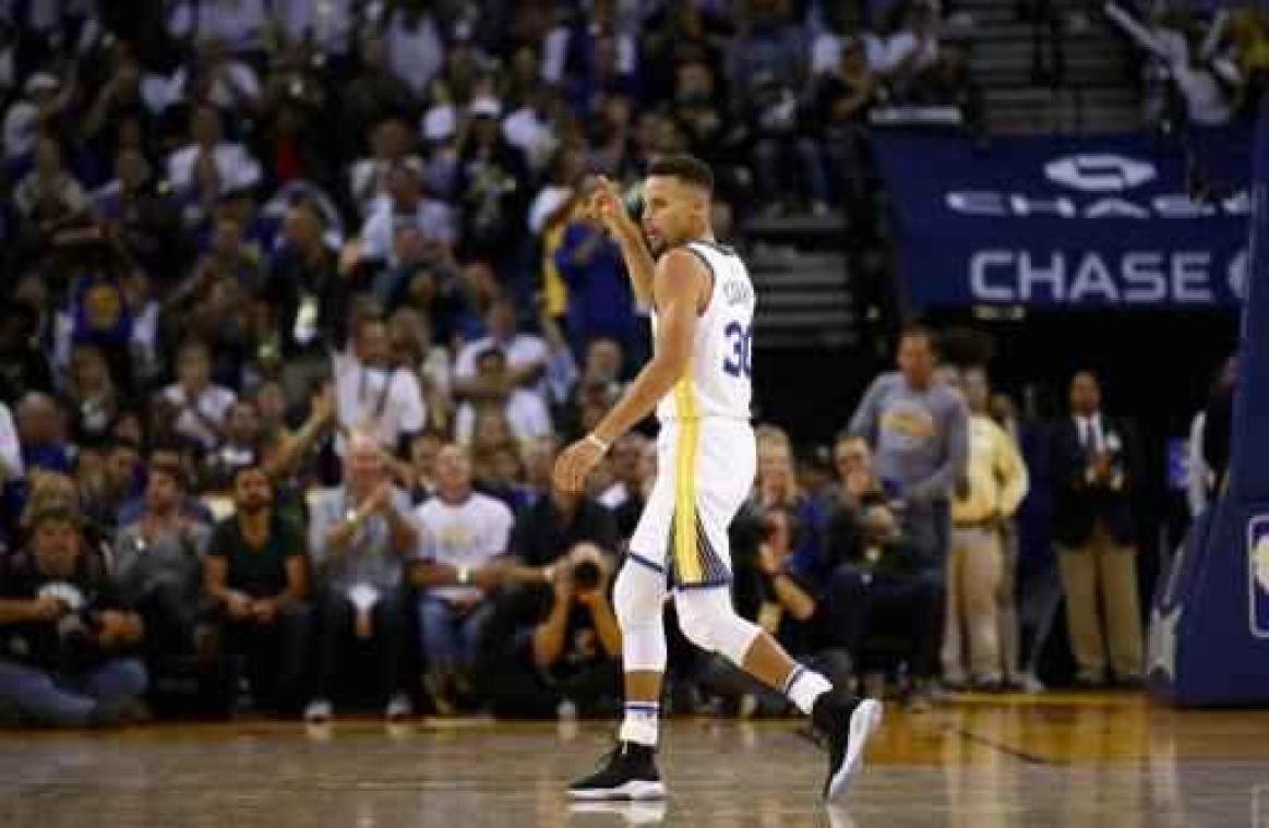 Stephen Curry schittert bij rentree