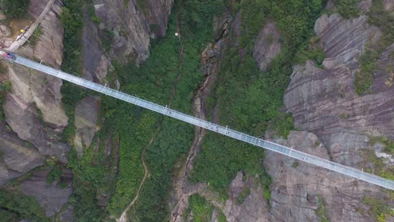 Engste brug ter wereld barst onder ogen van toeristen