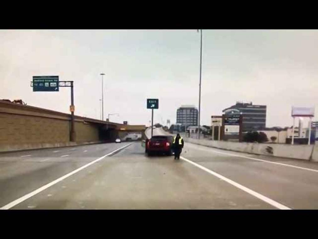 VIDEO. Agent ontsnapt op het nippertje aan aanrijding