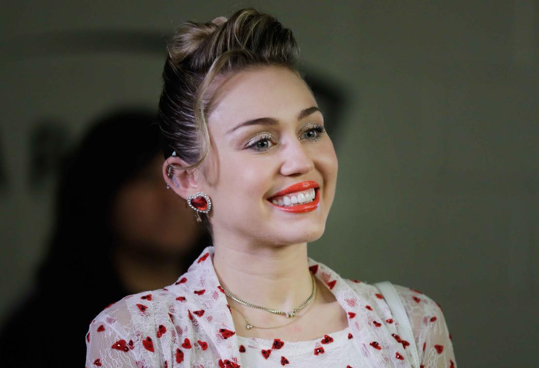Miley Cyrus betaalt huur voor 'The Voice'-deelneemster