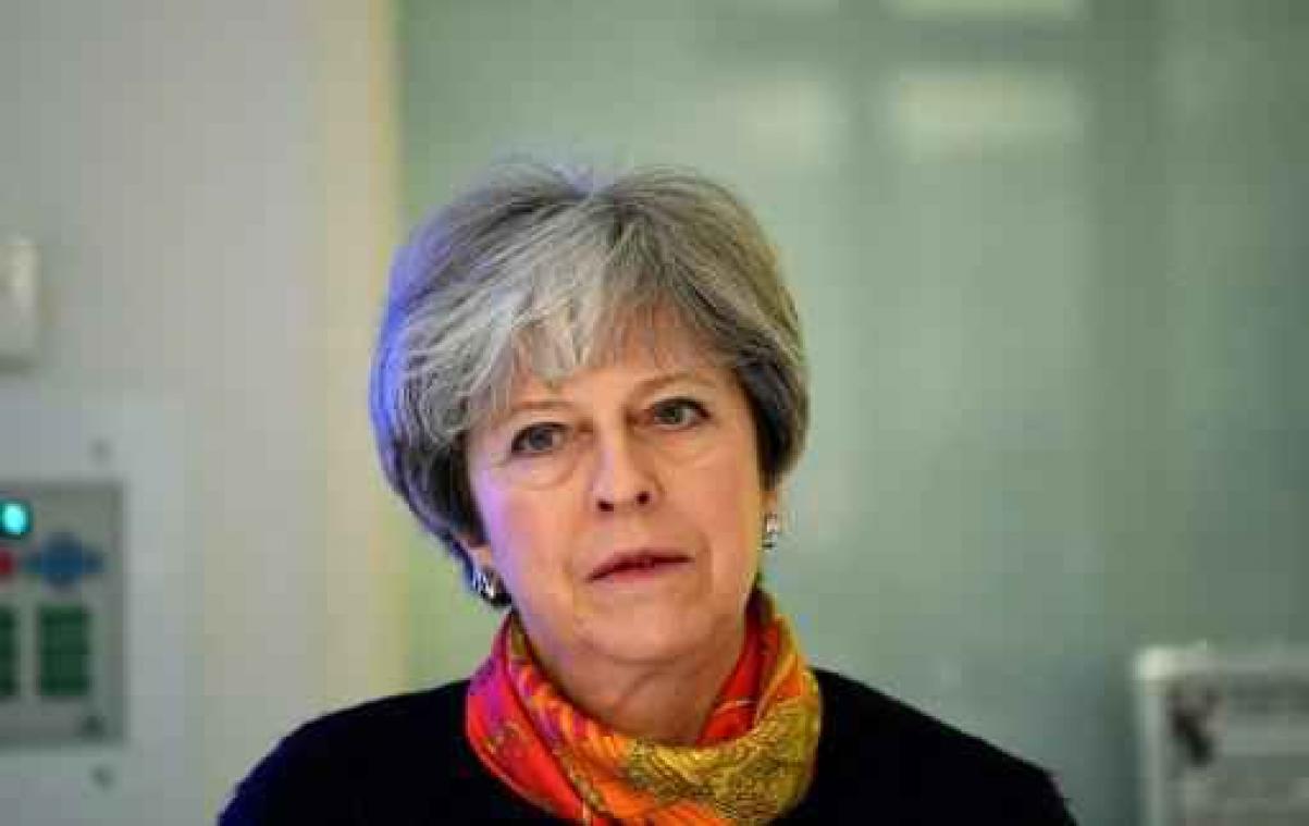 May herschikt regering, maar sleutelfiguren blijven