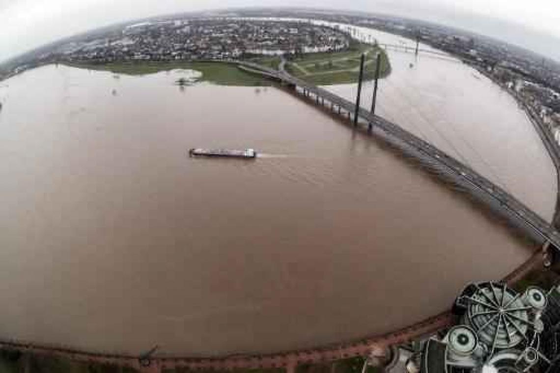 Waterpeil van de Rijn blijft stijgen, scheepvaartverkeer stilgelegd