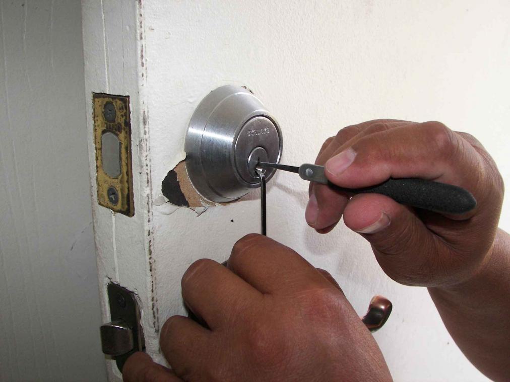 Nederlandse inbreker schakelt slotenmaker in