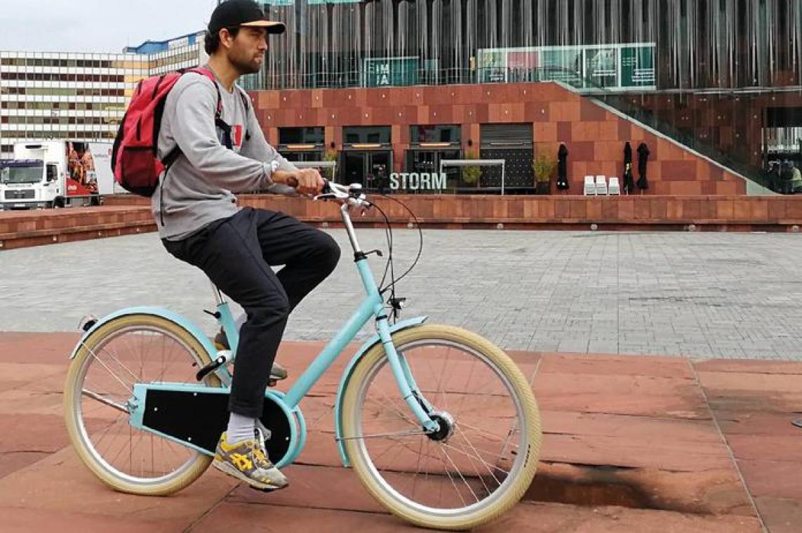 Blauwe Cloudbike vervoegt rode Velo
