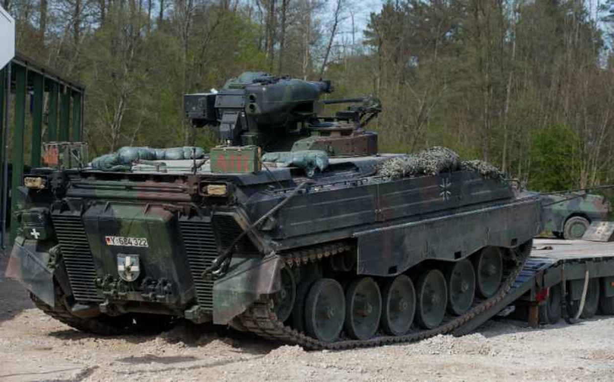 Rus ramt supermarkt met tank om fles wijn te stelen