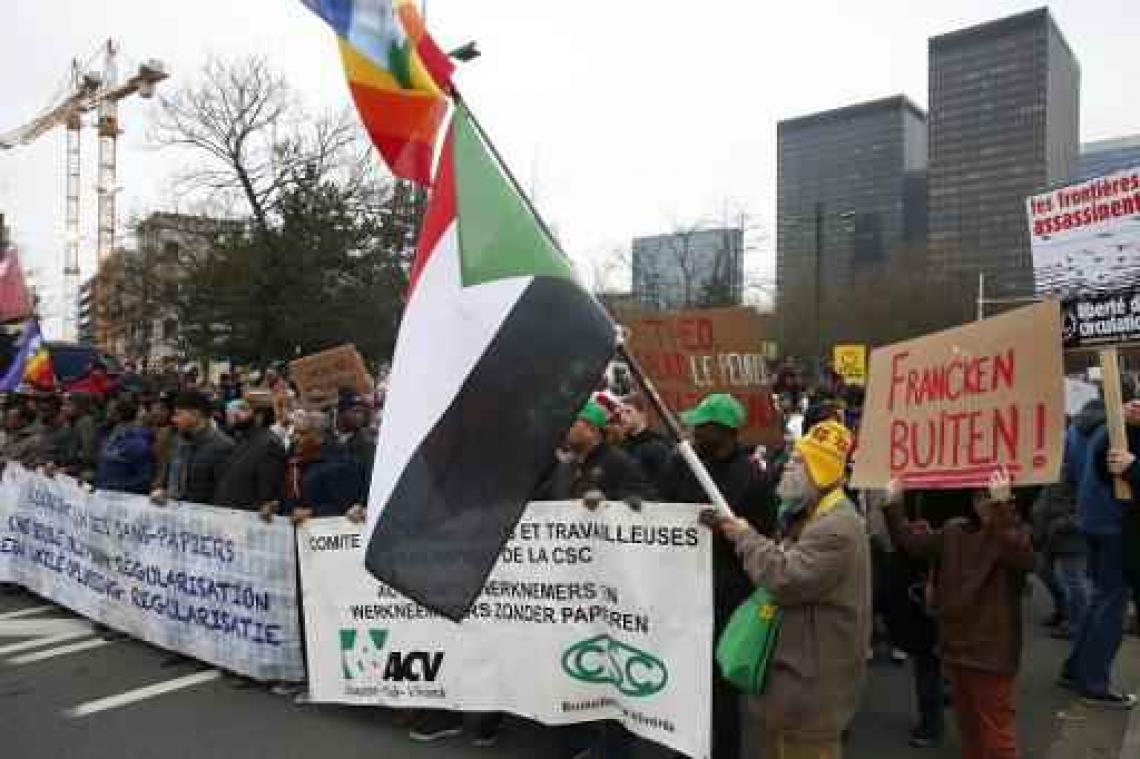 Meer dan 6.500 manifestanten in Brussel vragen ontslag van Theo Francken