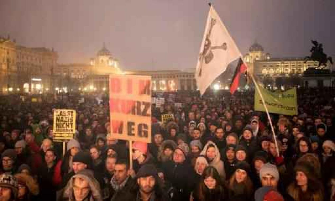 Duizenden manifesteren tegen rechtse regering in Oostenrijk