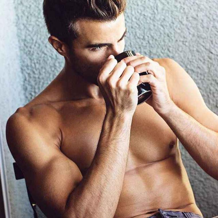IN BEELD. Instagramaccount vol knappe mannen die koffie drinken