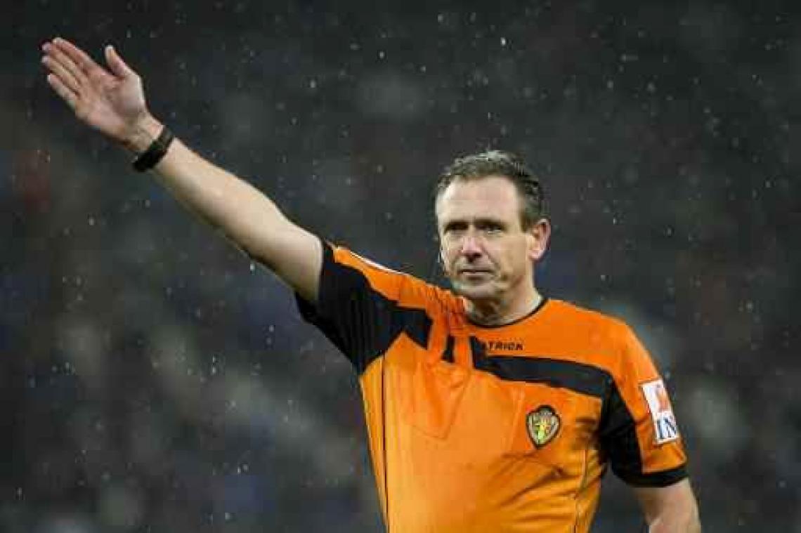Scheidsrechter Luc Wouters bergt fluitje op