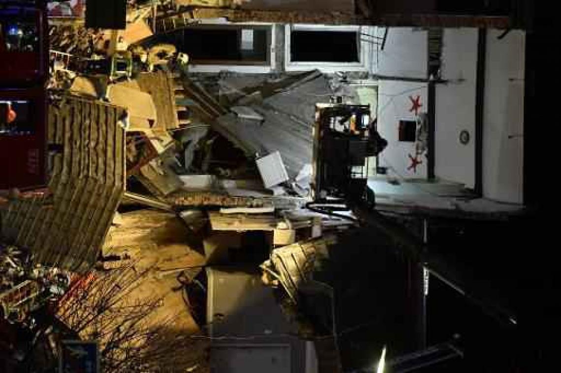 Explosie Antwerpse Paardenmarkt - Brandweer en speurhond zoeken naar slachtoffers