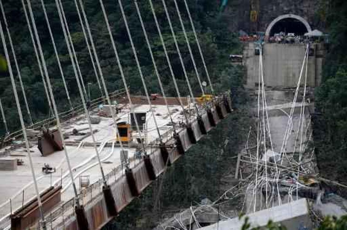 Tien doden bij instorting van brug in Colombia