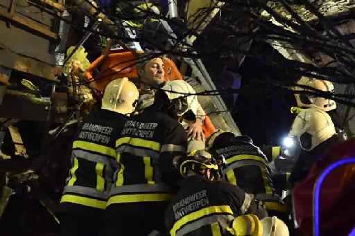 Explosie Antwerpse Paardenmarkt - Antwerpenaars bieden slaap- en studeerplaatsen aan op Twitter