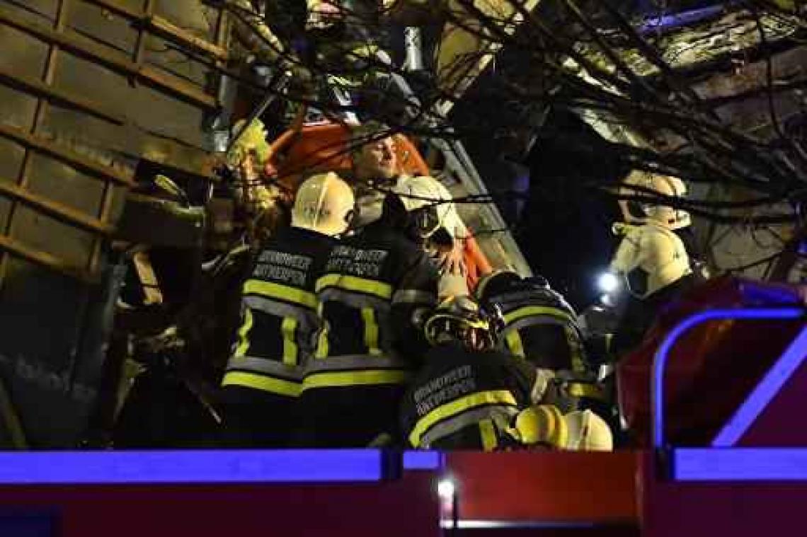Explosie Antwerpse Paardenmarkt - Hulpdiensten hebben contact met mensen onder puin
