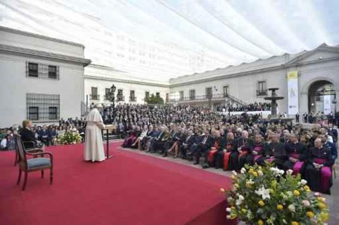 Paus Franciscus vraagt vergiffenis voor kindermisbruik door Katholieke Kerk