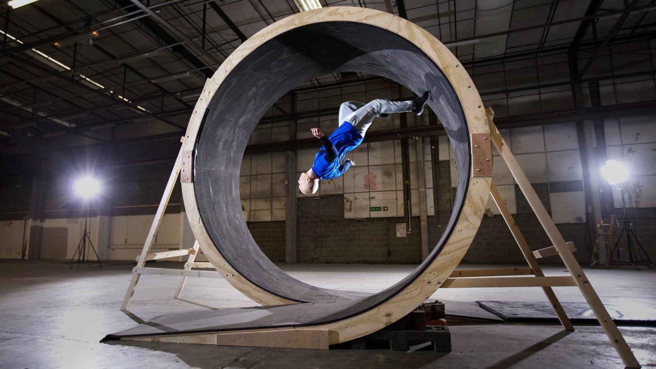 Stuntman loopt in een achtbaanconstructie