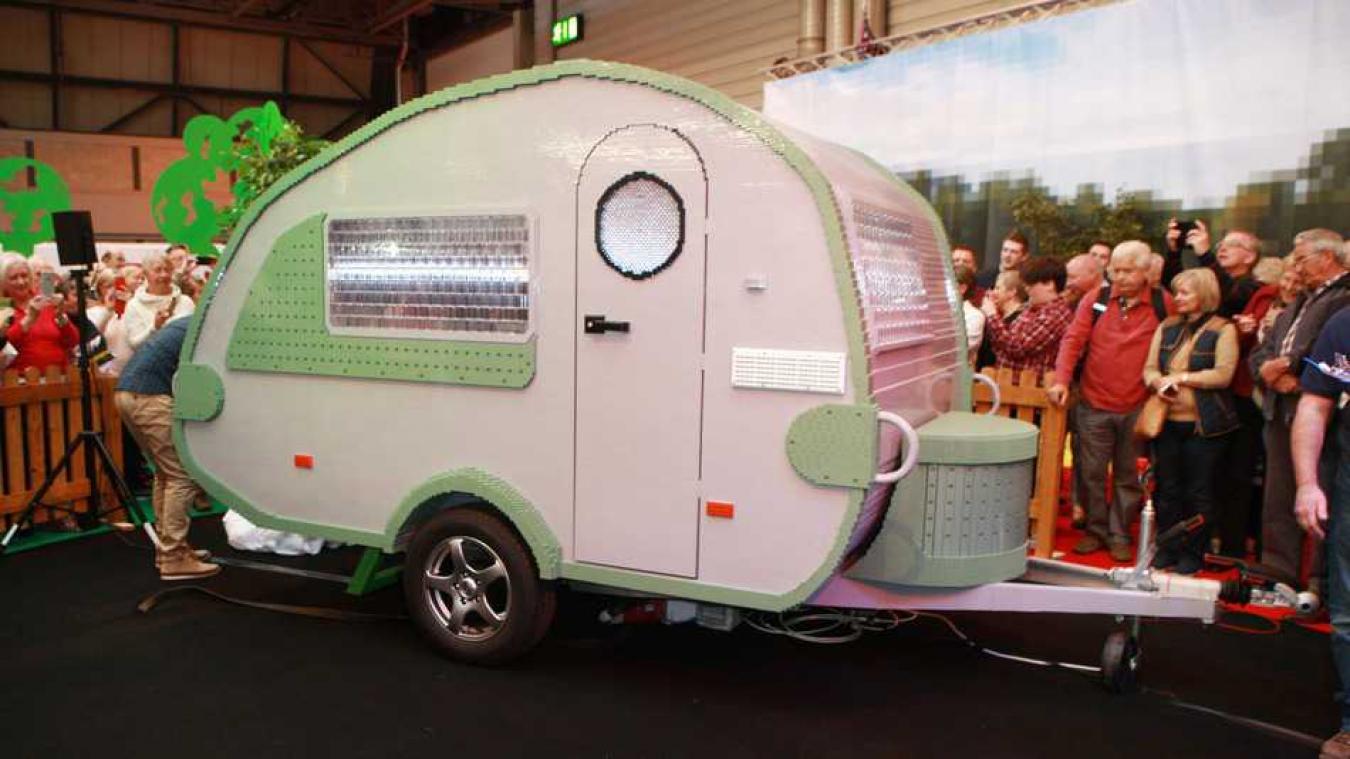 Levensgrote caravan nagebouwd met 215.000 Lego-blokjes