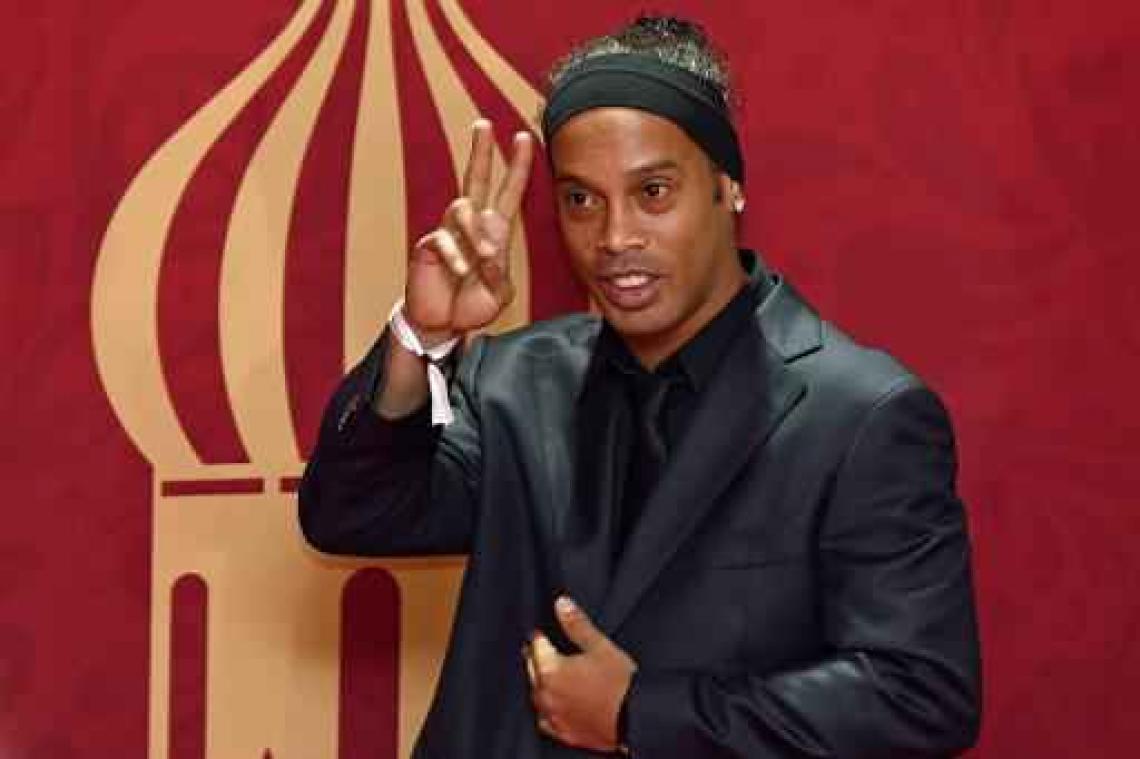 Ronaldinho hangt zijn voetbalschoenen aan de haak