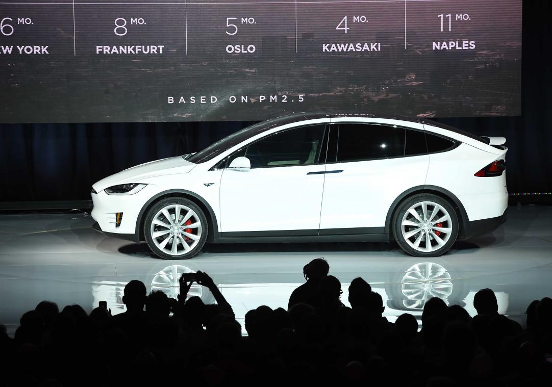 VIDEO Tesla laat auto's bijna helemaal zelf rijden