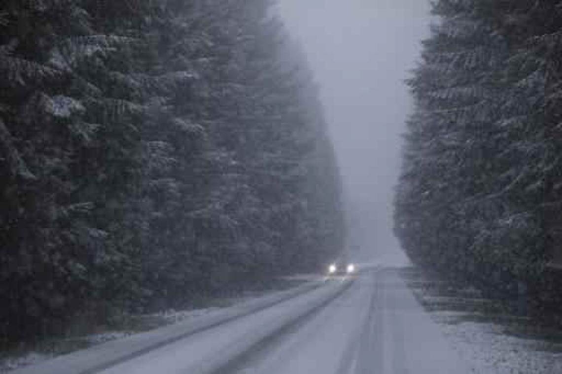 KMI waarschuwt voor ijsplekken, sneeuwbuien en gladheid