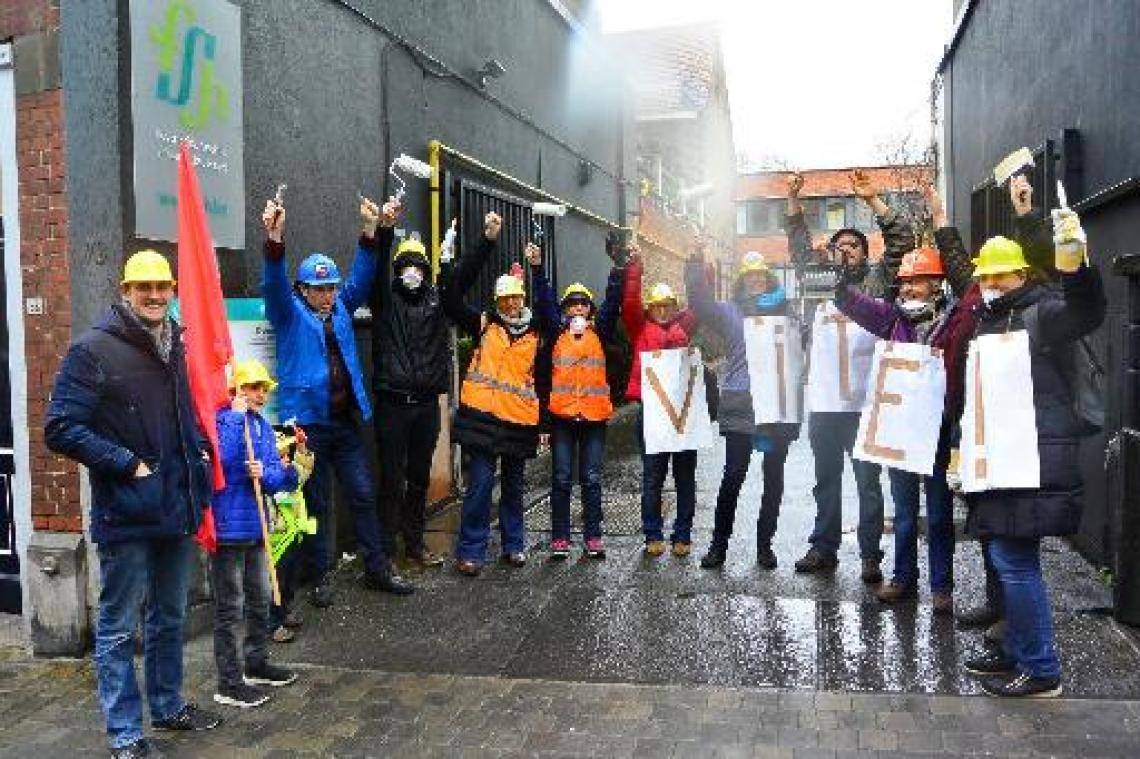 Schaarbeekse PTB houdt flashmob om investeringen in sociale woningen te eisen