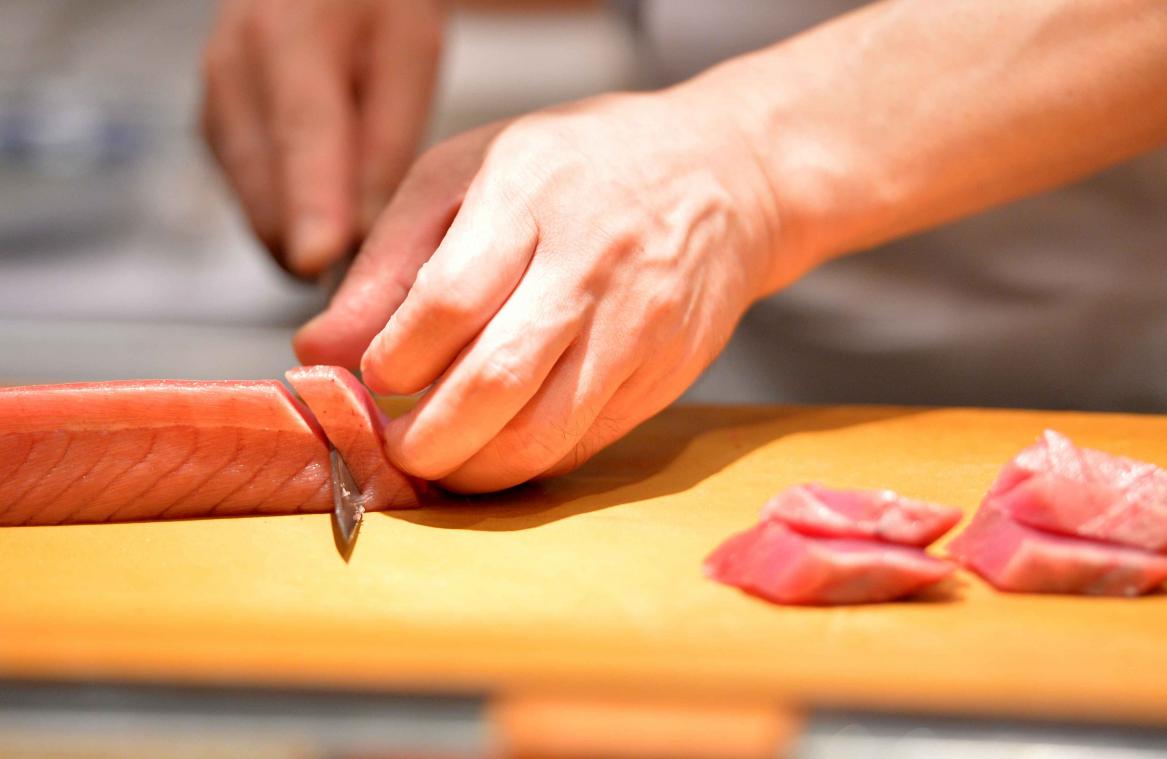 Sushiliefhebber verwijdert zelf gigantische lintworm