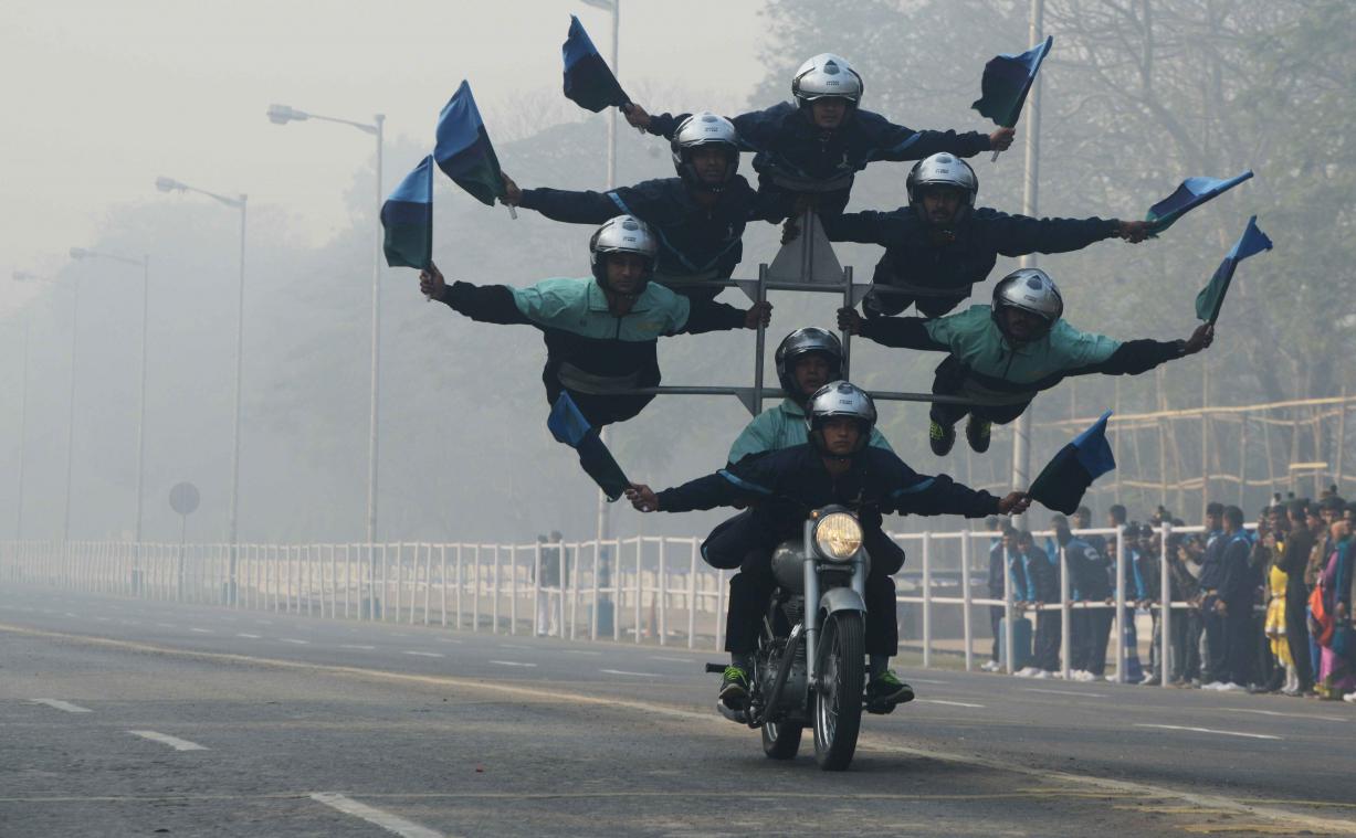 Deze Indische soldaten zijn echte acrobaten
