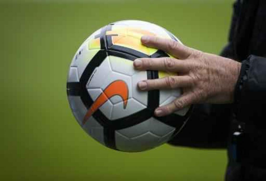 Fan Middlesbrough wordt aangehouden na te hebben geürineerd in drinkbus van tegenstander