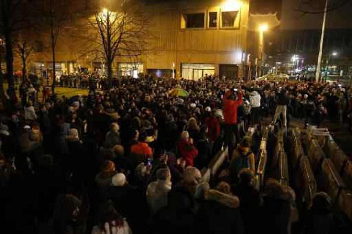 Enkele honderden vrijwilligers vormen menselijke ketting rond Maximiliaanpark