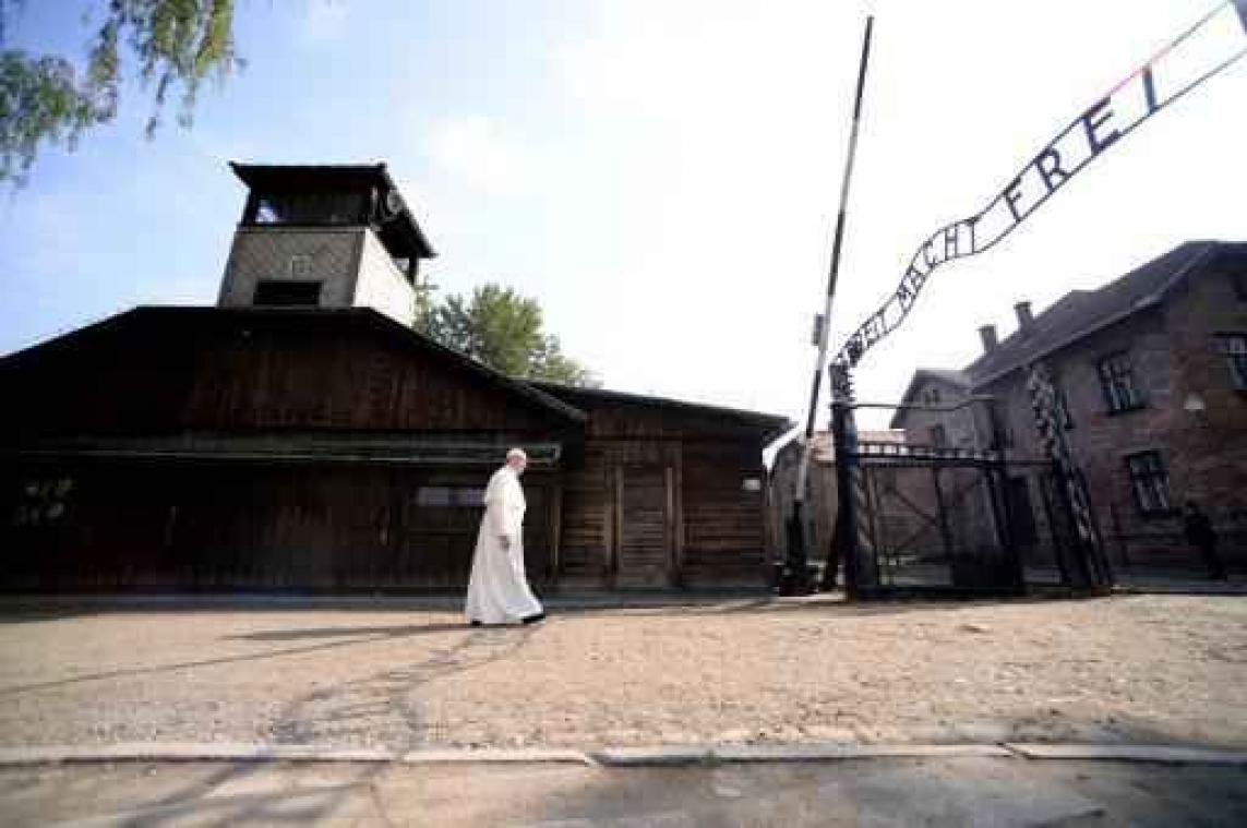 Minister Vandeput bezoekt Auschwitz met 100-tal jongeren