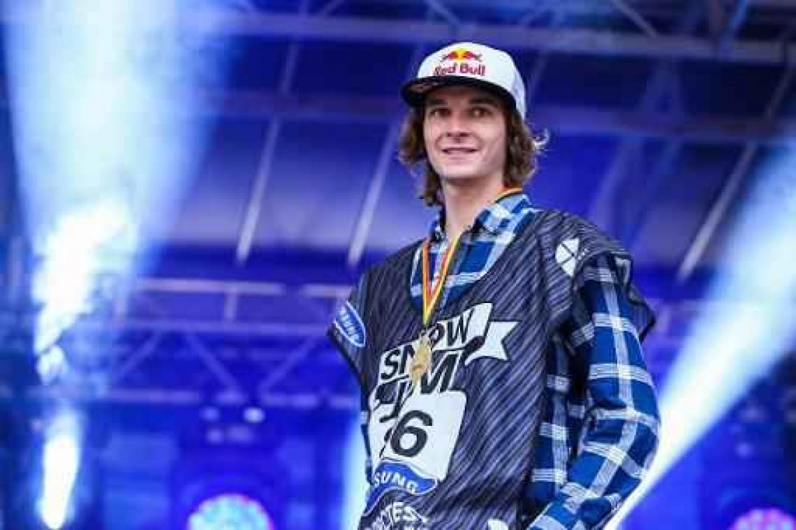 Snowboarder Seppe Smits draagt Belgische vlag in Pyeongchang