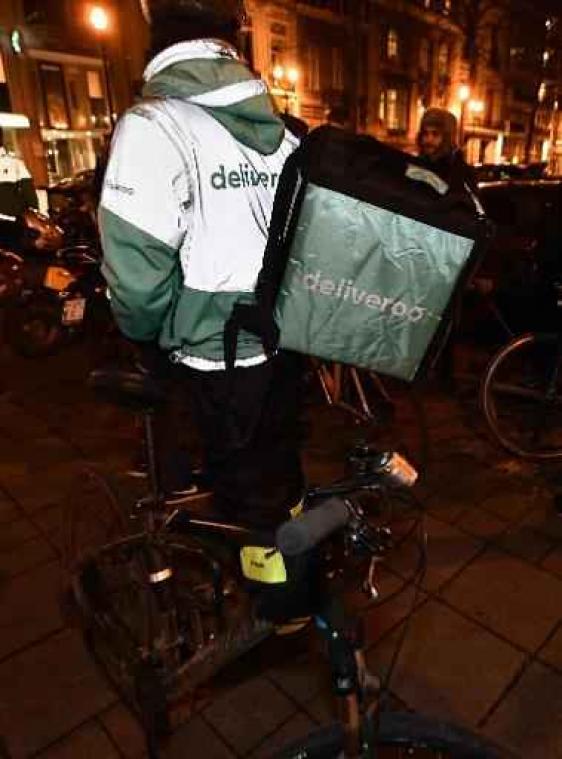 Koeriers bezetten gebouwen van Deliveroo