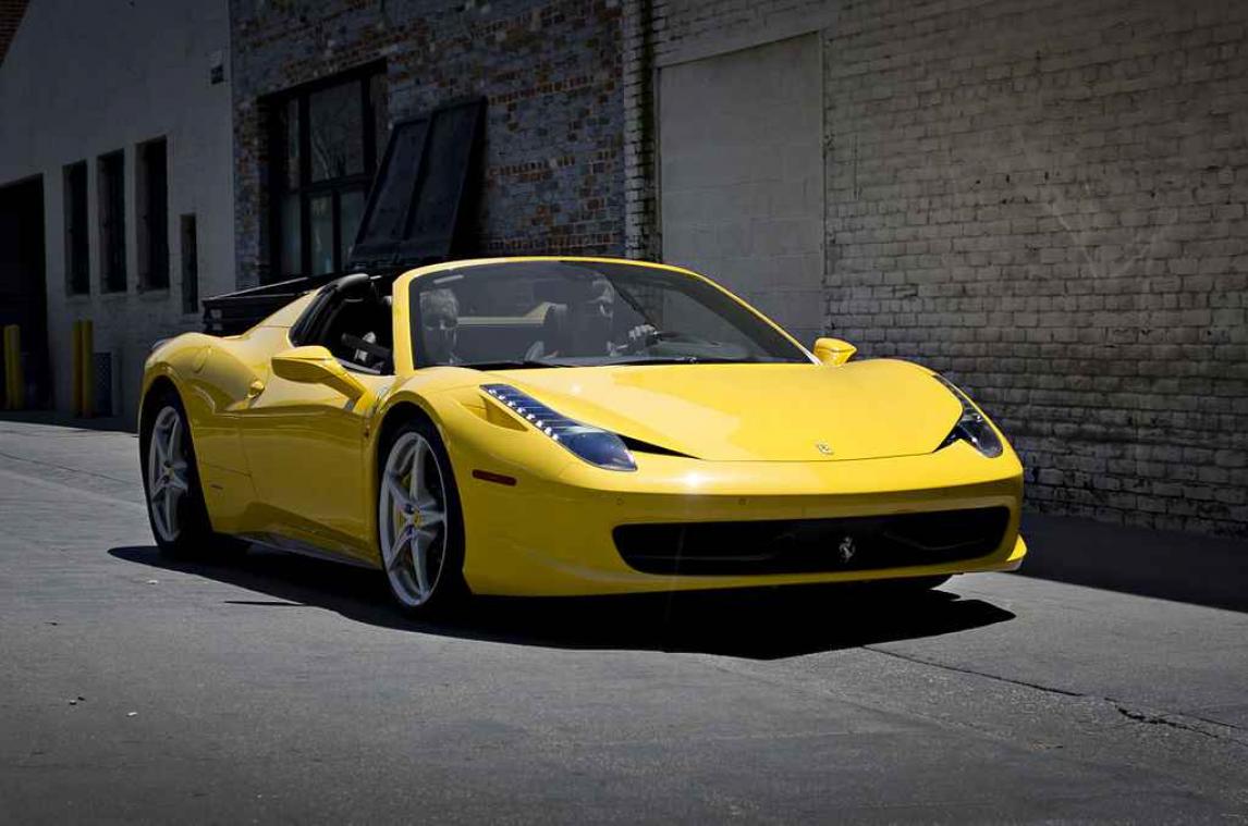 Gewiekste leugenaar gaat aan de haal met Ferrari