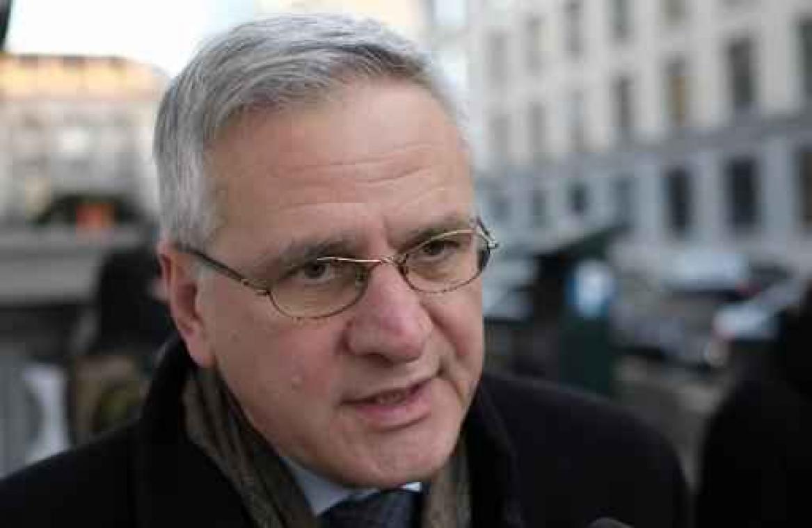 Peeters zal erop toezien dat Carrefour alternatieven voor ontslagen "grondig onderzoekt"
