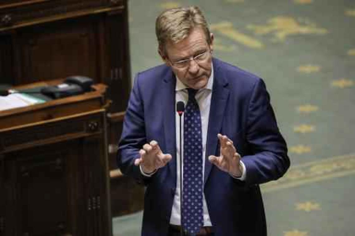 Johan Van Overtveldt over Carrefour-ontslagen: "Brugpensioen is niet het antwoord, er zijn 300.000 vacatures"
