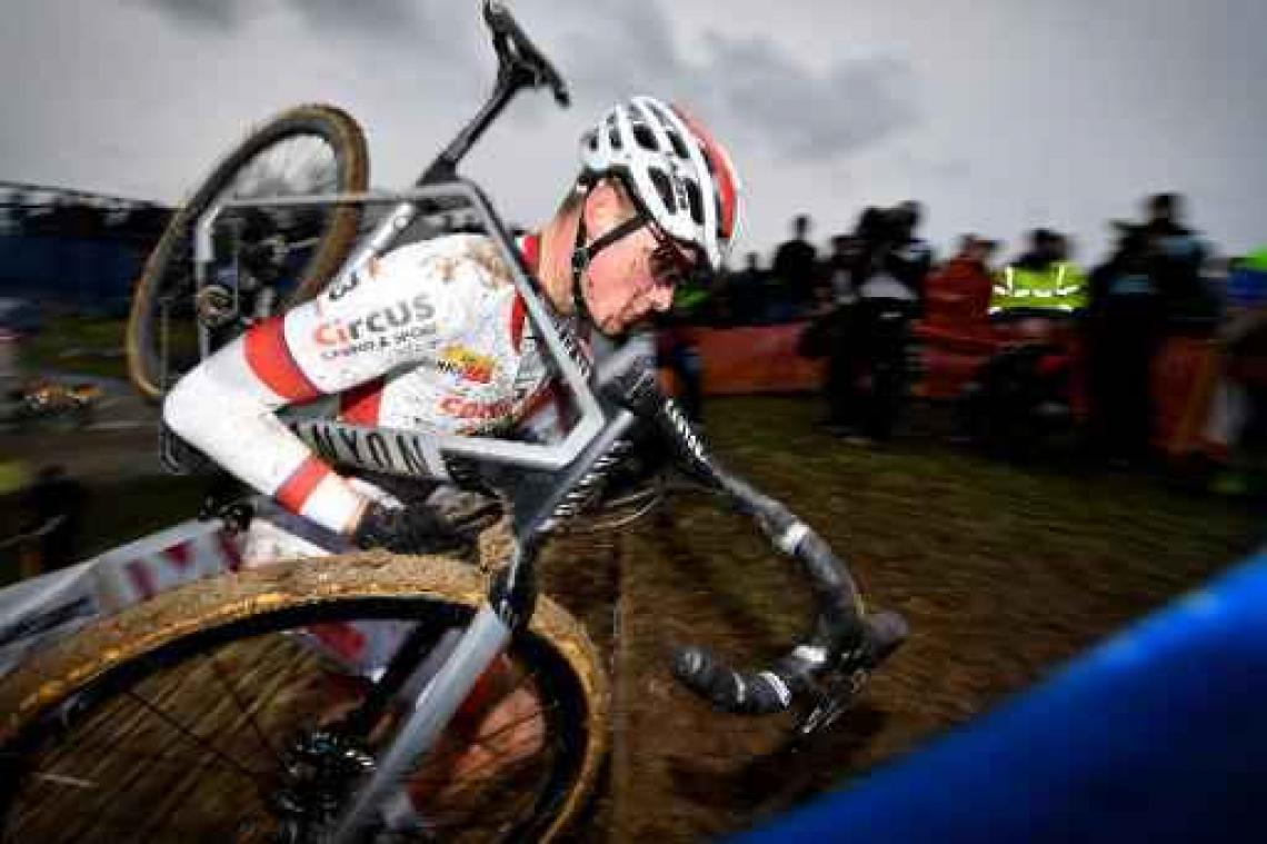 WB veldrijden Hoogerheide - Mathieu van der Poel kleurt eindzege met winst in slotmanche