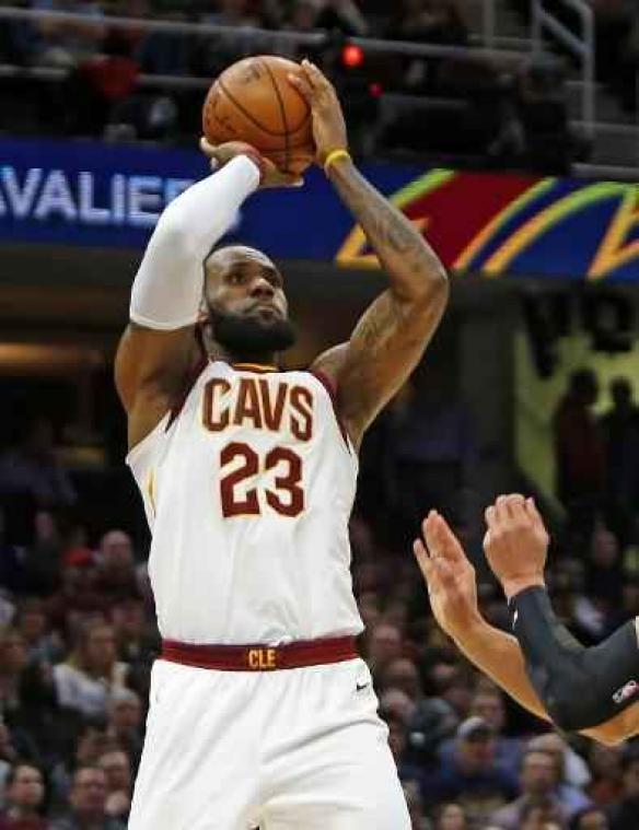 NBA - LeBron James leidt Cleveland voorbij Pistons