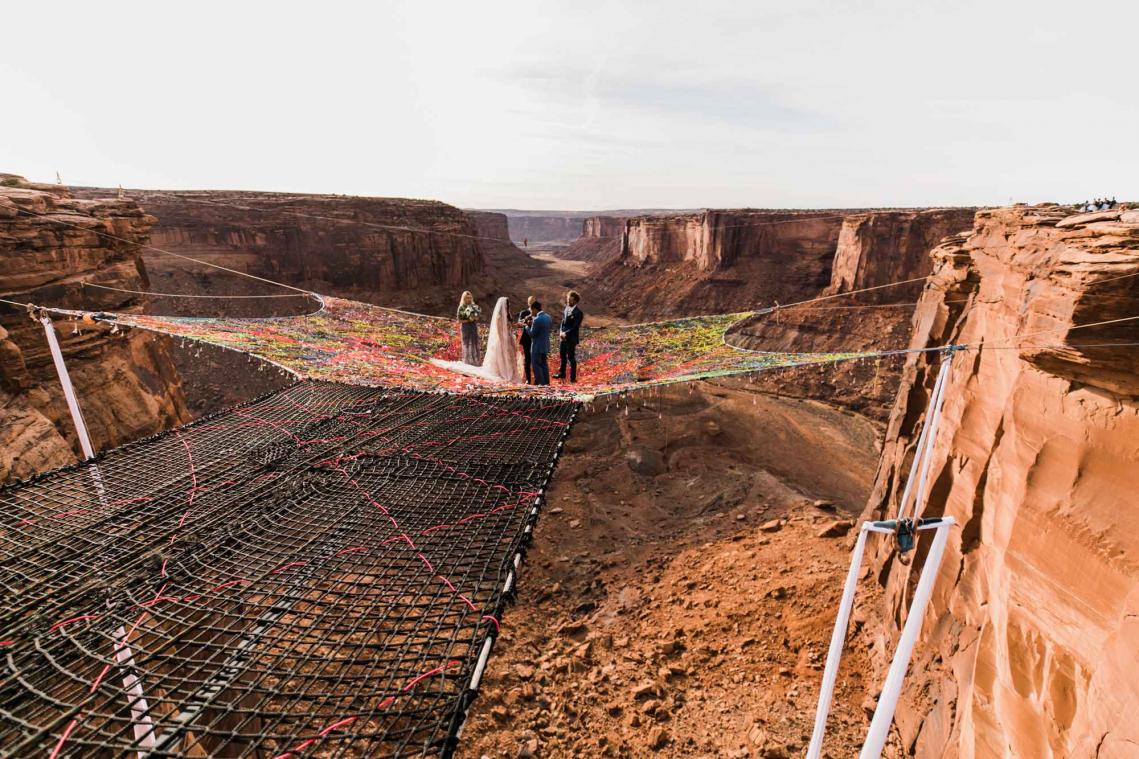 IN BEELD. Koppel geeft elkaar het ja-woord op 120 meter hoogte