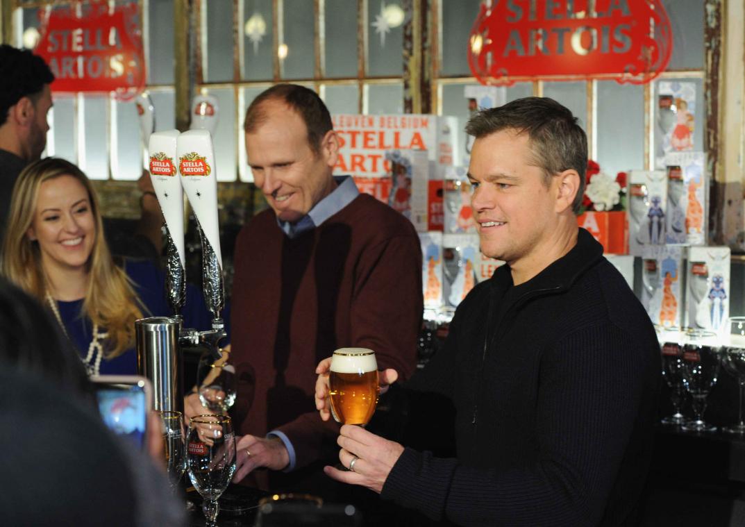 Stella Artois strikt Matt Damon voor het goede doel