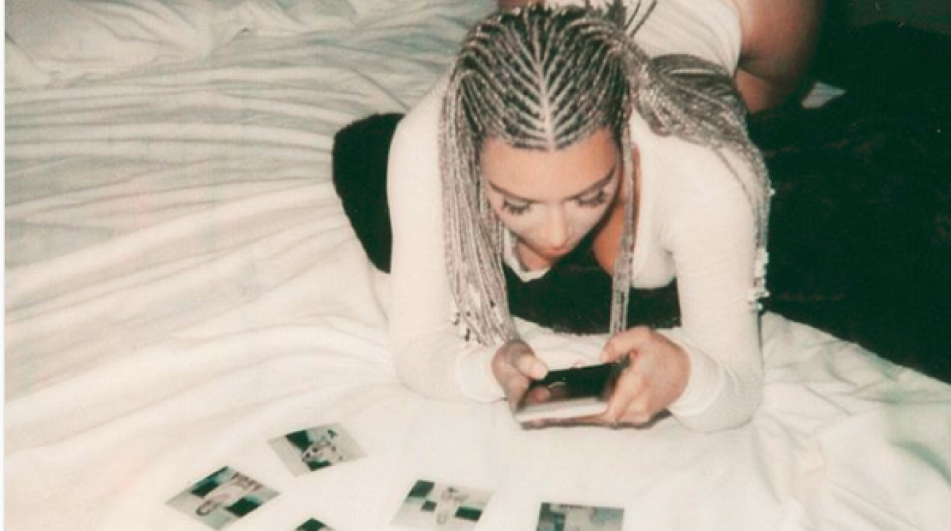 Kim Kardashian zorgt voor controverse met nieuwe topless foto's