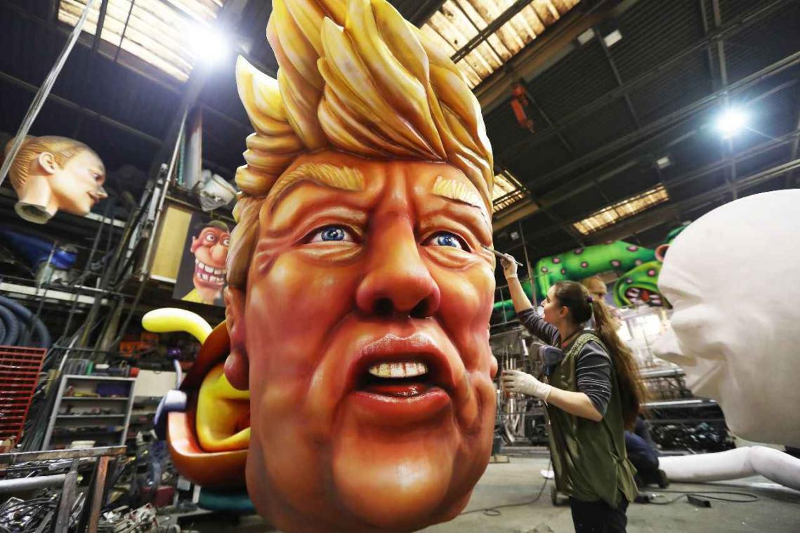 IN BEELD. Carnavalsstoet Nice lacht met politici