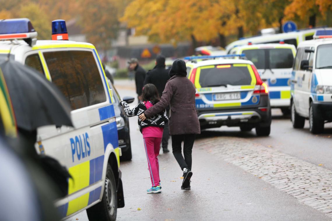 Man met zwaard valt Zweedse school aan