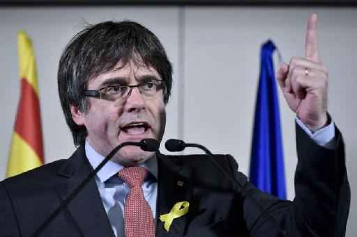 Puigdemont ontkent strijd op te geven na onderschepte sms'jes op Spaanse televisie