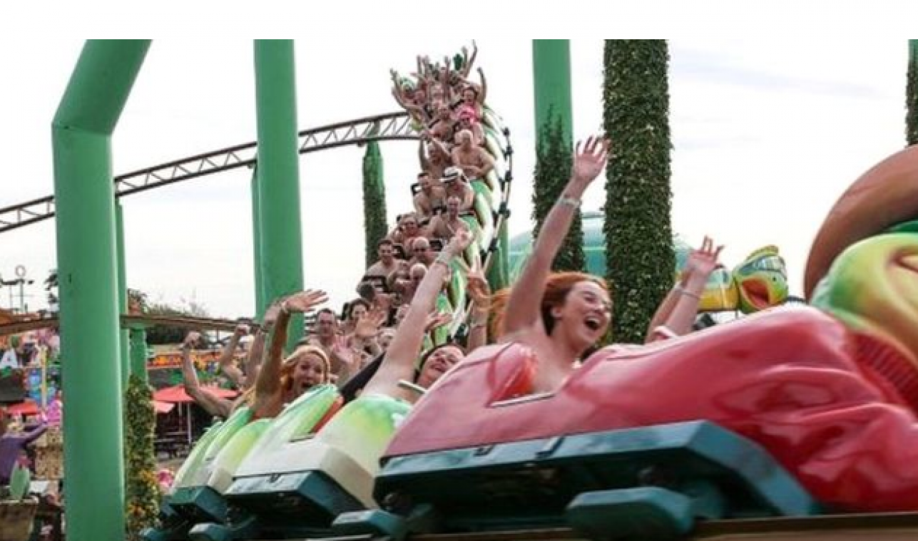 Recordpoging meeste naakte mensen in rollercoaster mislukt