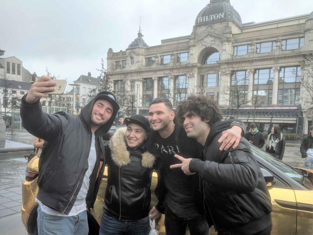 Adil en Bilall zijn door fans in stijl uitgezwaaid naar Hollywood